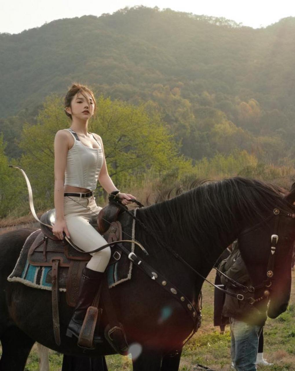 小姐姐不仅长得好看,还会骑马射箭