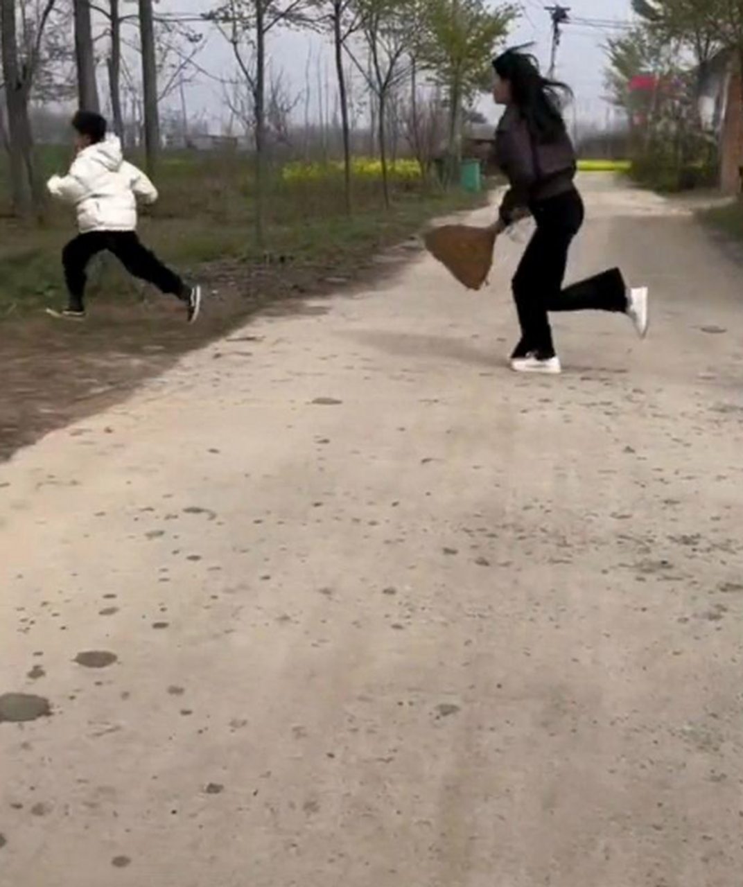 妈妈最气的不是孩子犯错,而是打他的时候,追不上!