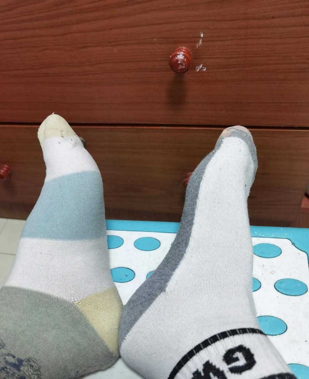 [衰] 早上慌慌忙忙被闺蜜电话吵醒,她在楼下等我,抽屉里拿袜子,都是