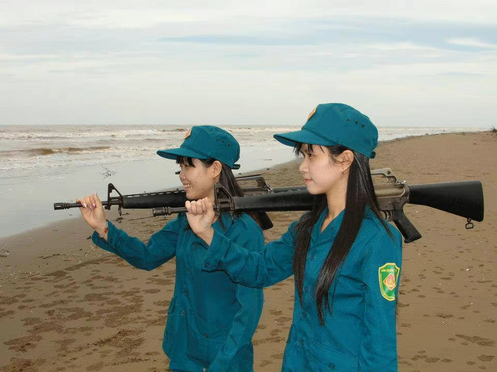 越南女民兵日常训练中,这些女民兵人数不多,不过装备的枪械型号蛮多的