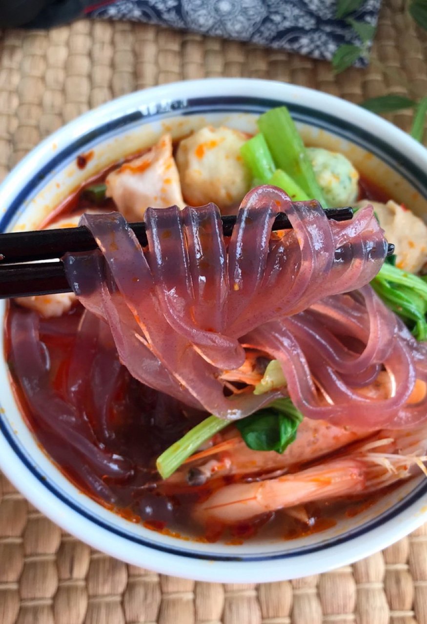 一个人的午餐泰香啦 新鲜的紫薯粉条,柔韧而顺滑,放锅里煮熟,加上配菜