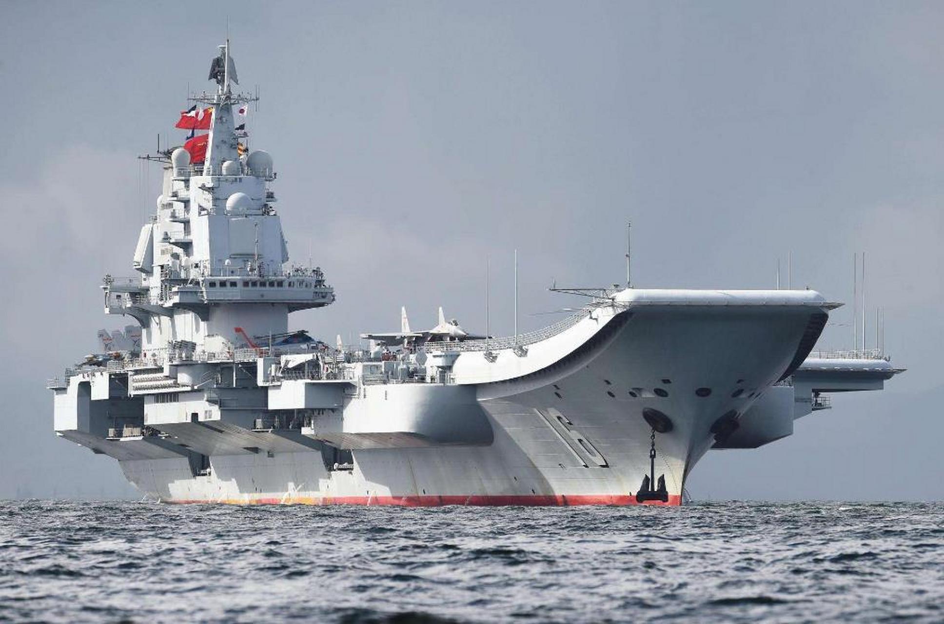 在辽宁舰上,可以看到中国最先进的武器装备和技术设备,如舰载战斗机