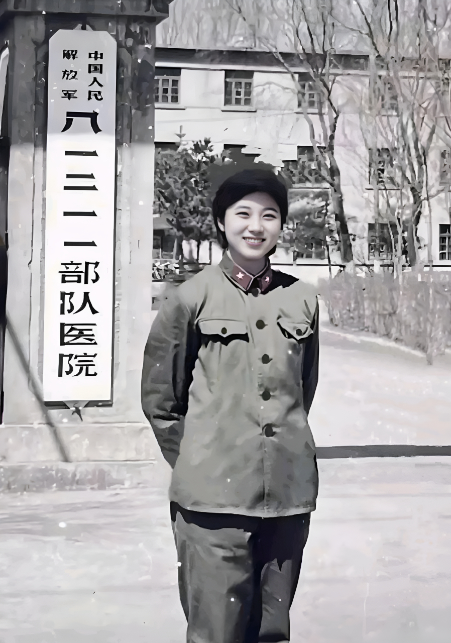 照片摄于80年代,81211部队医院门前年轻漂亮的女兵!