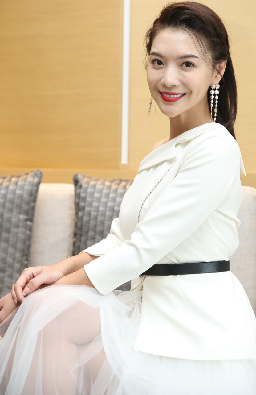 栗坤   女主持人出席时尚活动[鲜花]