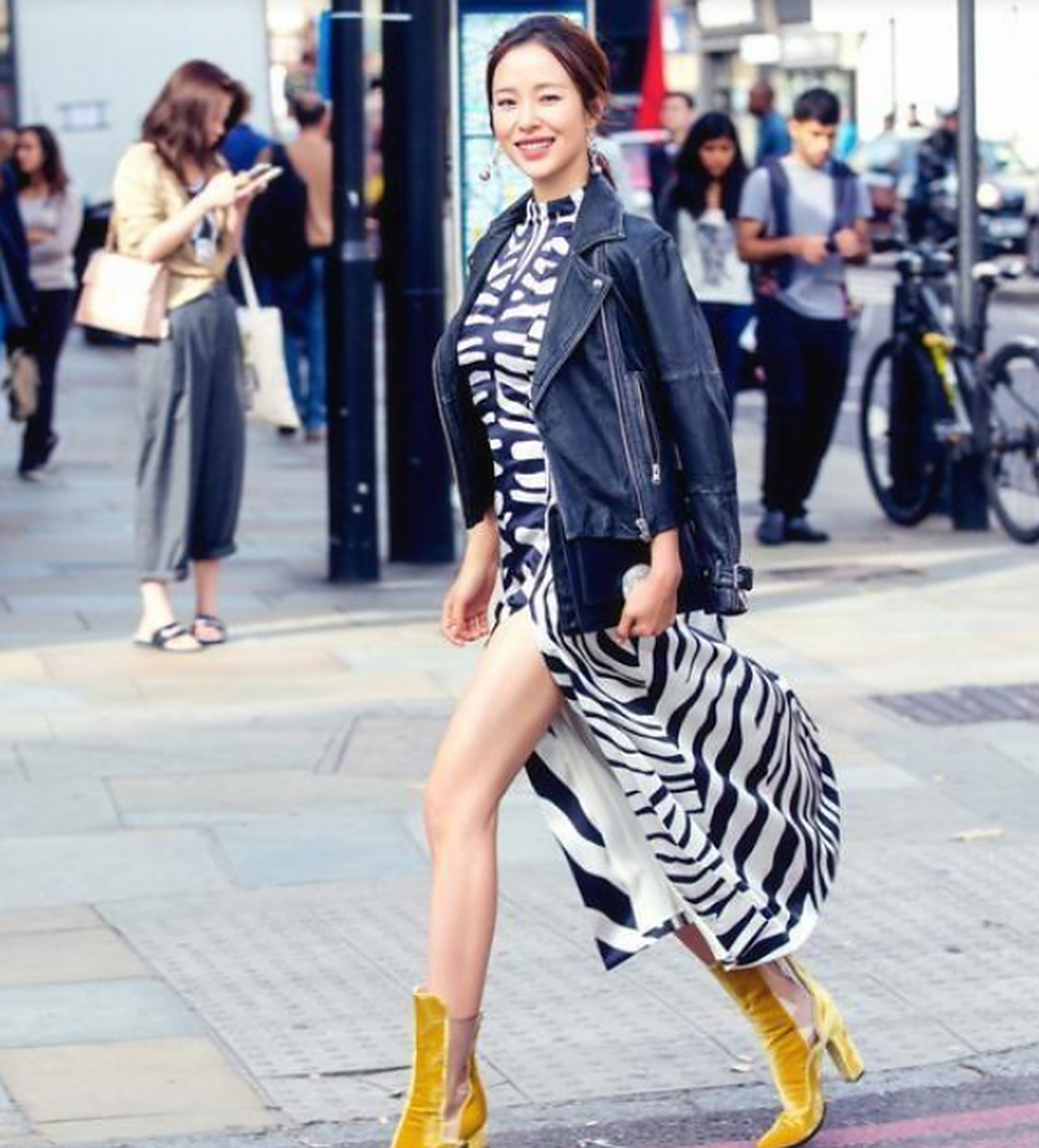 江一燕在国外很穿得很气派,皮衣配开叉连衣裙,优雅大气,洋气10倍不止