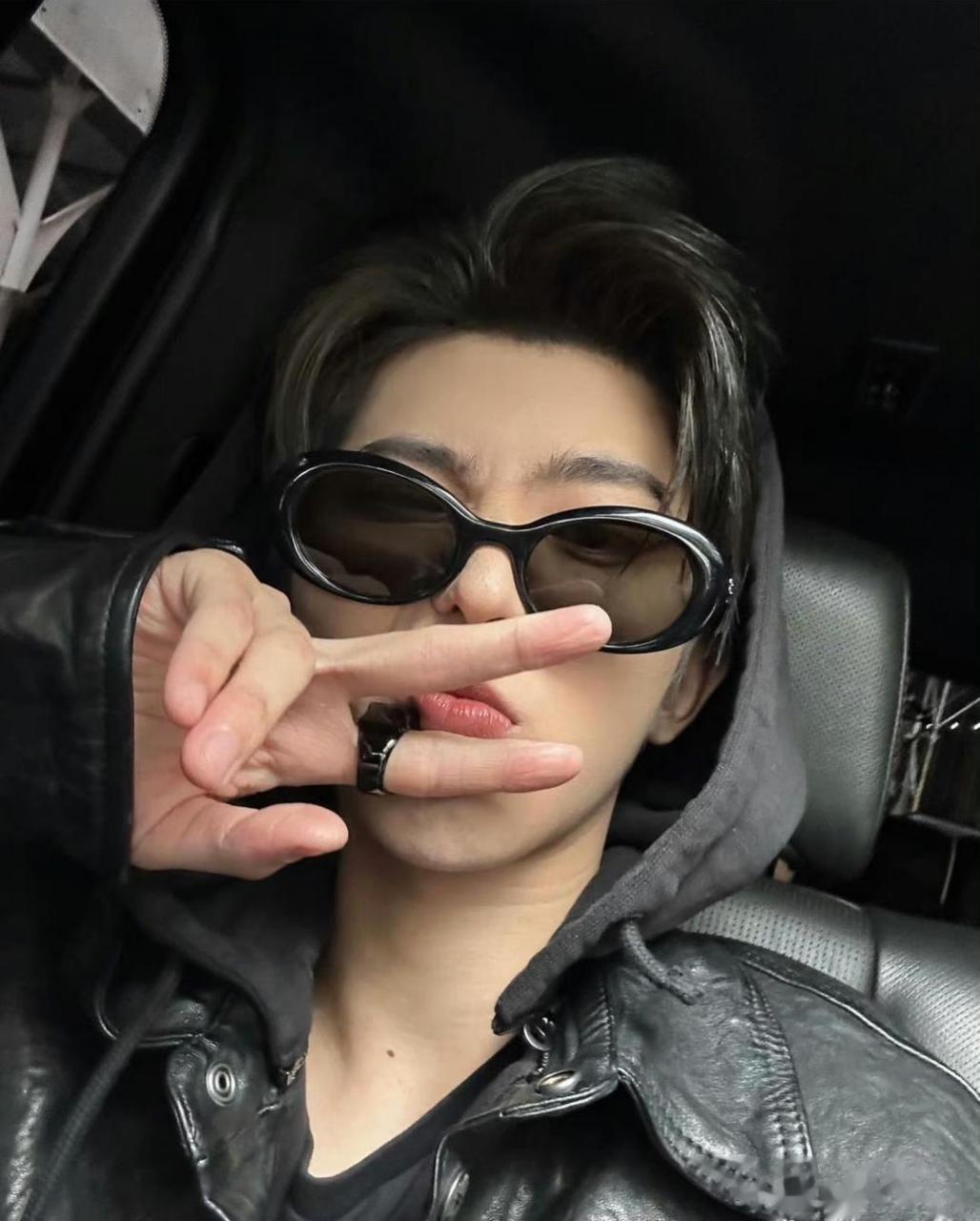 蔡徐坤比耶嘟嘴自拍照##蔡徐坤皮衣墨镜街头随拍# 好帅呀,坤坤,涌酷