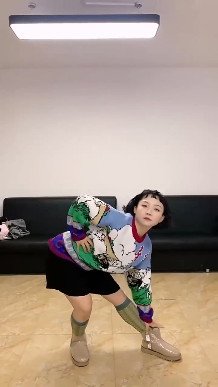 辣目洋子一本正经跳舞,这支爵士舞你学废了吗