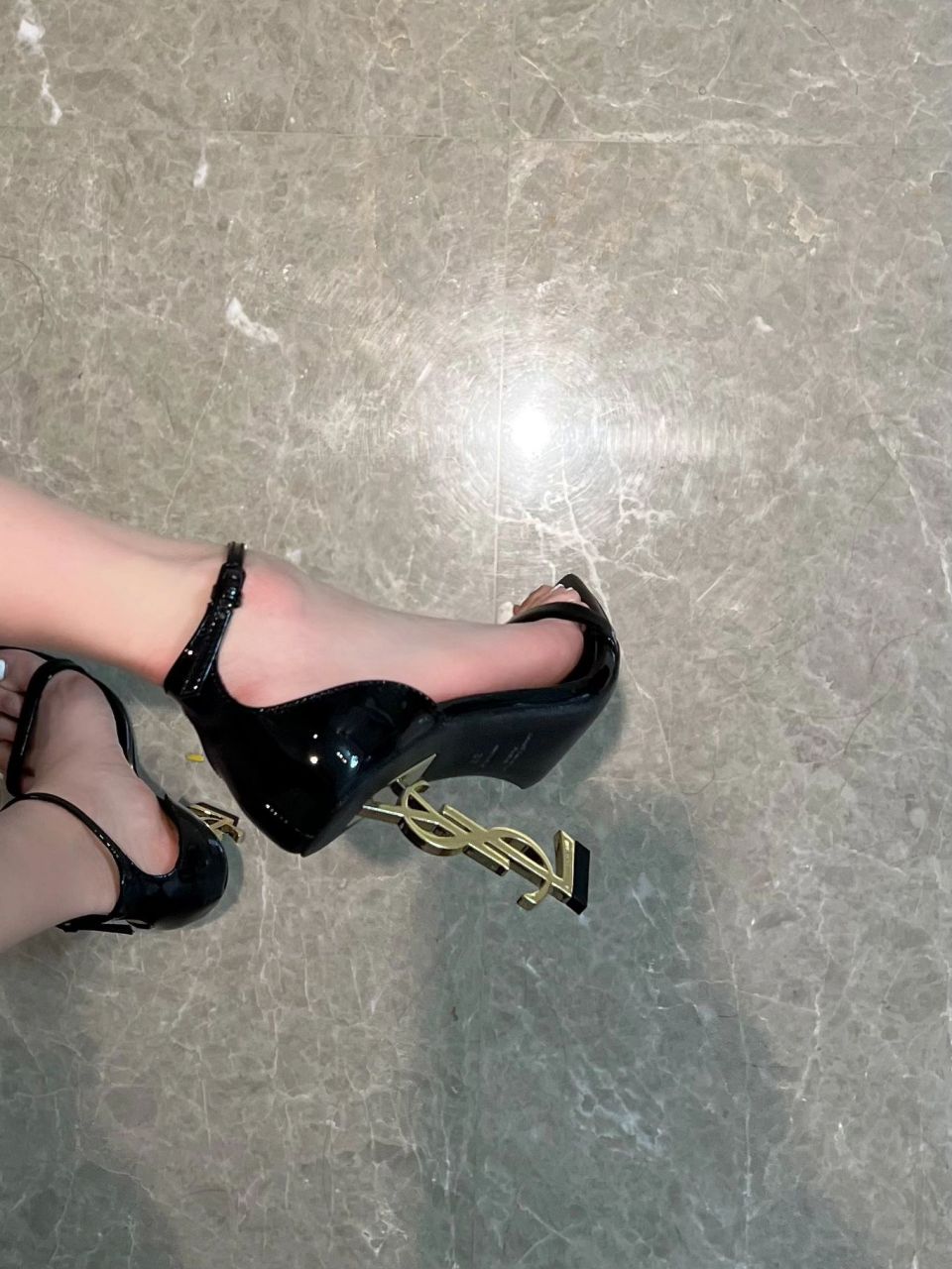 我自己觉得好看就行[你懂的][偷笑]  #斩男穿搭# #ysl高跟鞋