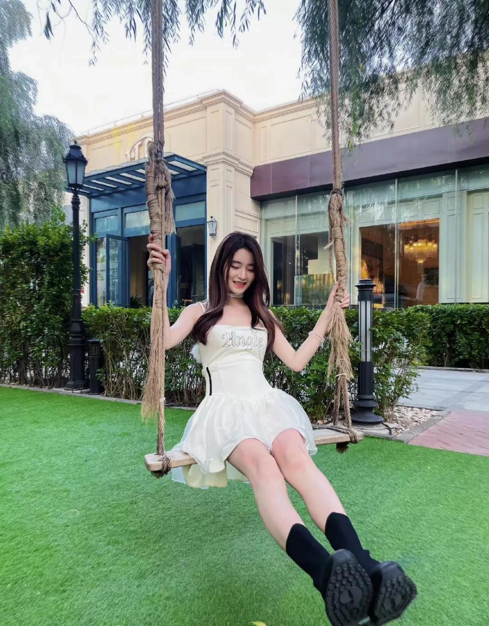 gif创作人# 柴蔚写真照,她穿着白色长裙在外面荡秋千,像极了一个白雪