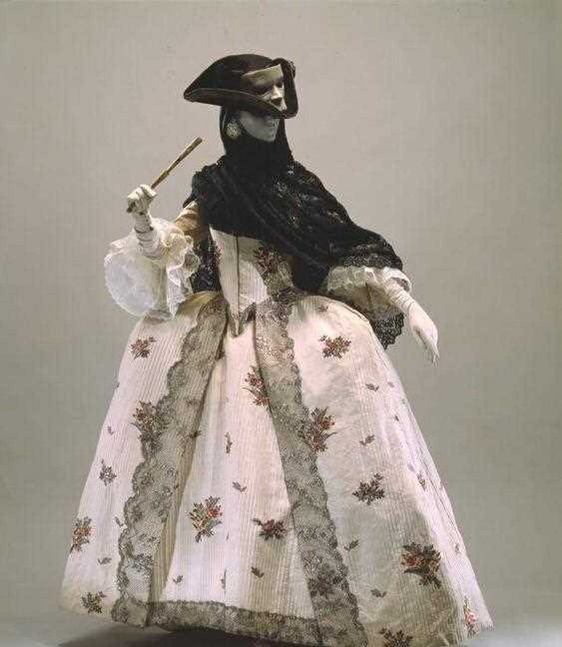 绘画参考欧洲宫廷服饰,随性而时尚,这样的一套搭配风格,简约而时尚