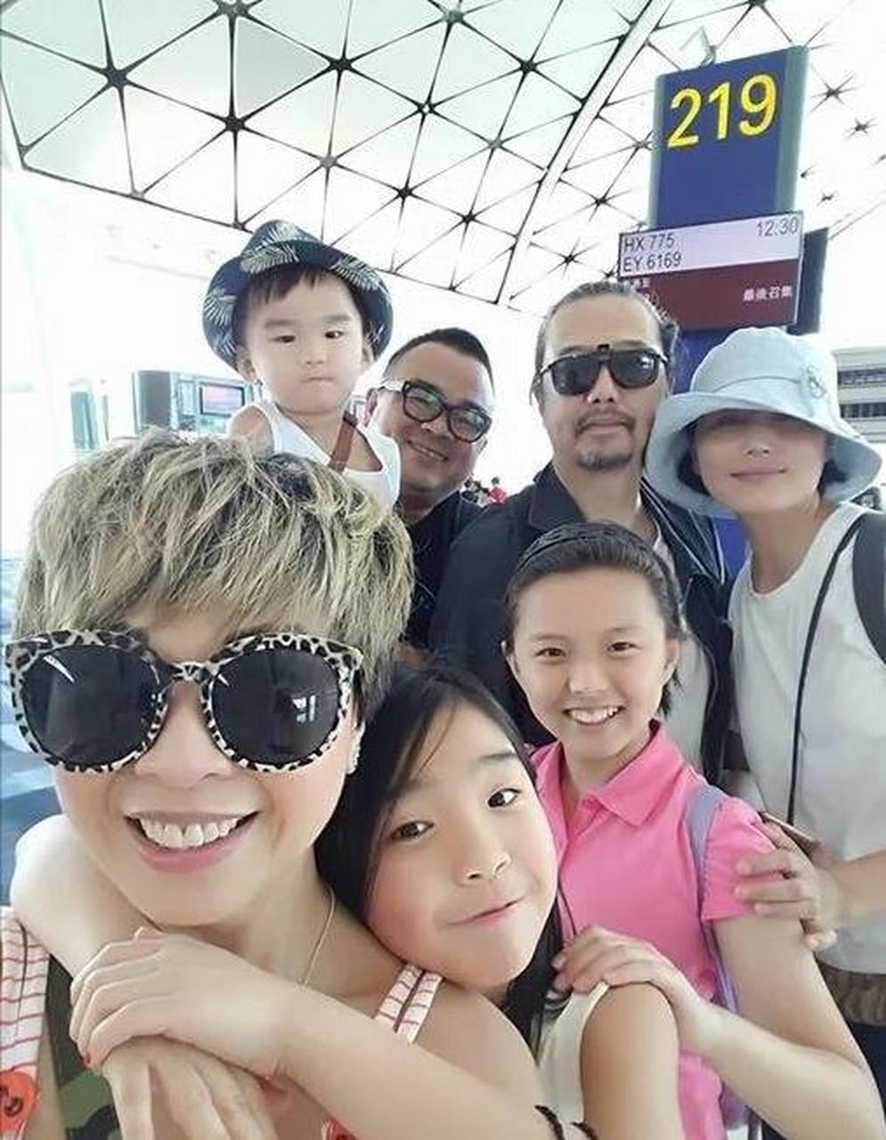 gif创作人# "男人婆"张延和老公张锦程,一家三口庆祝婚姻纪念日!