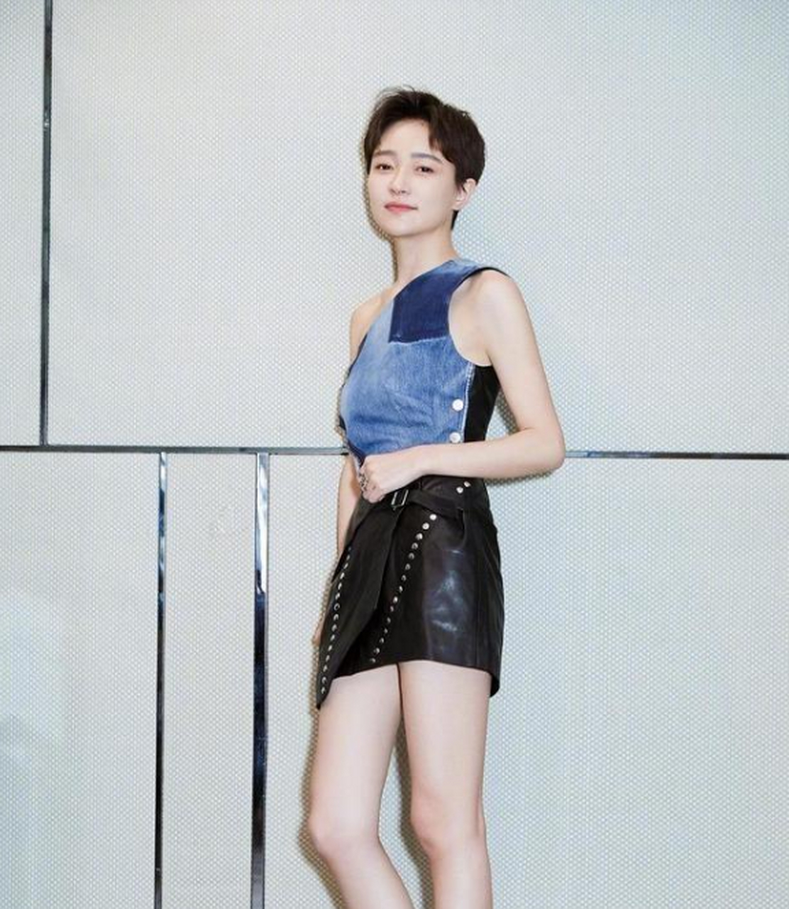 焦俊艳换了新短发像换了个人,穿白色外套内搭红色套装,热情满满,清爽