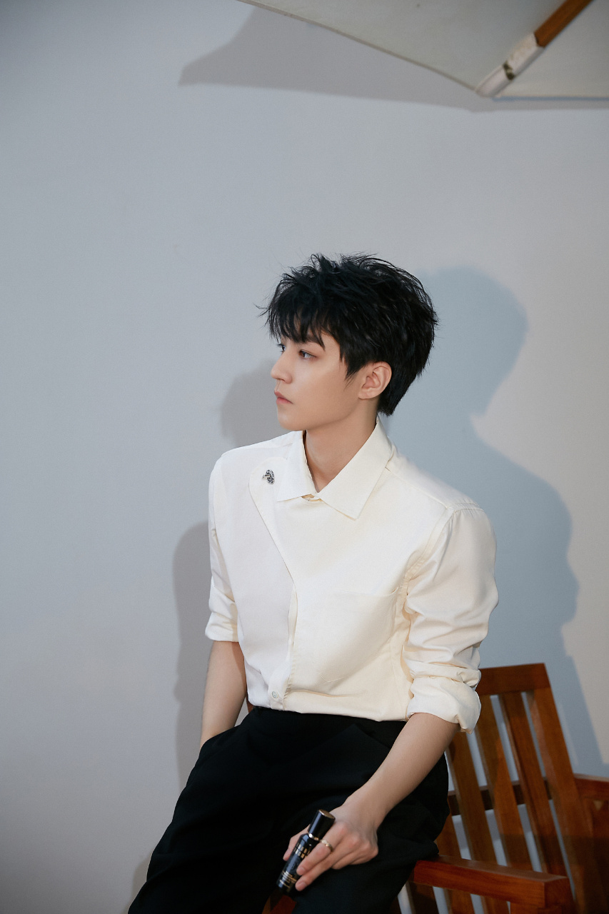 王俊凯白衬衫墨镜造型也太帅了吧!好干净好秀气的男孩呀!