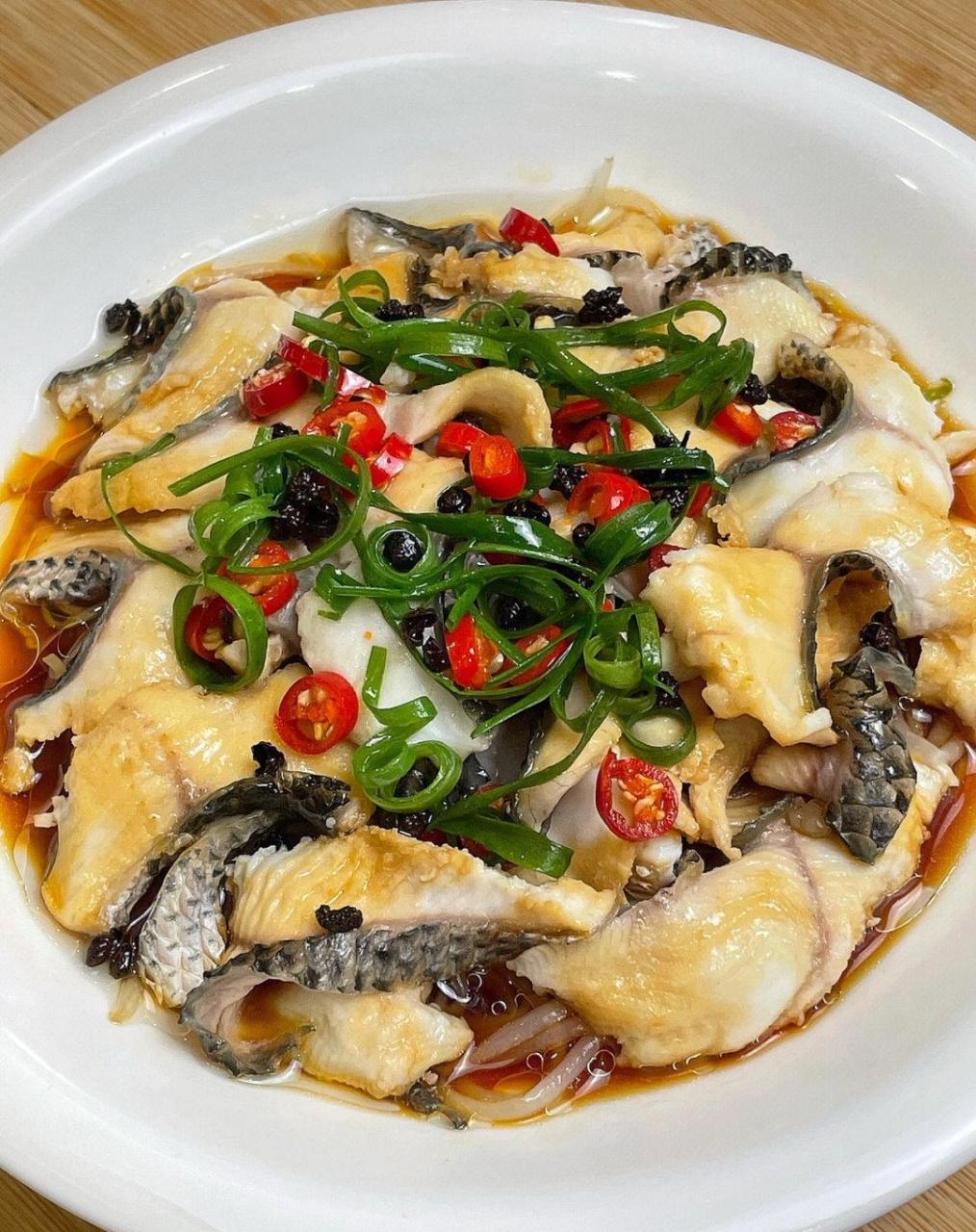 黑鱼不仅能做水煮鱼,今天用黑鱼做了个葱油鱼片,肉质鲜嫩爽滑,口感