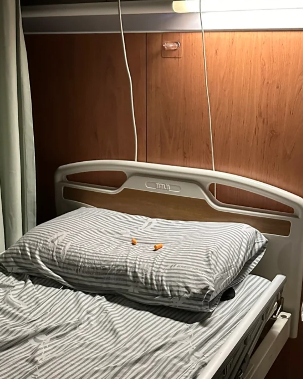 病房三张床,我在中间,右手边阿姨夜里两点多不舒服喊女儿帮忙翻身