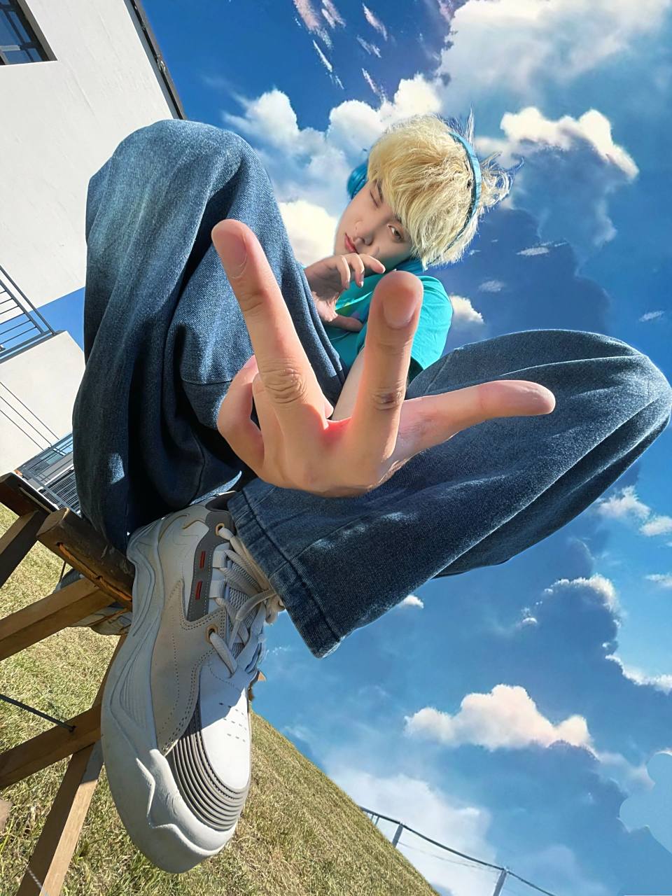 今天来玩一组阳光动漫感广角大透视 蓝天草地 搭配新入手的电池熊猫