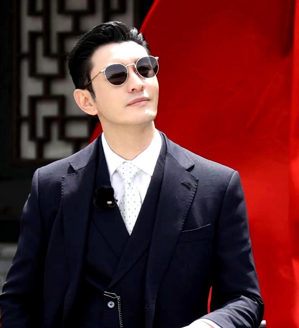 黄晓明参加综艺节目时又帅回来了,穿着西装墨镜让人想起他许文强时期