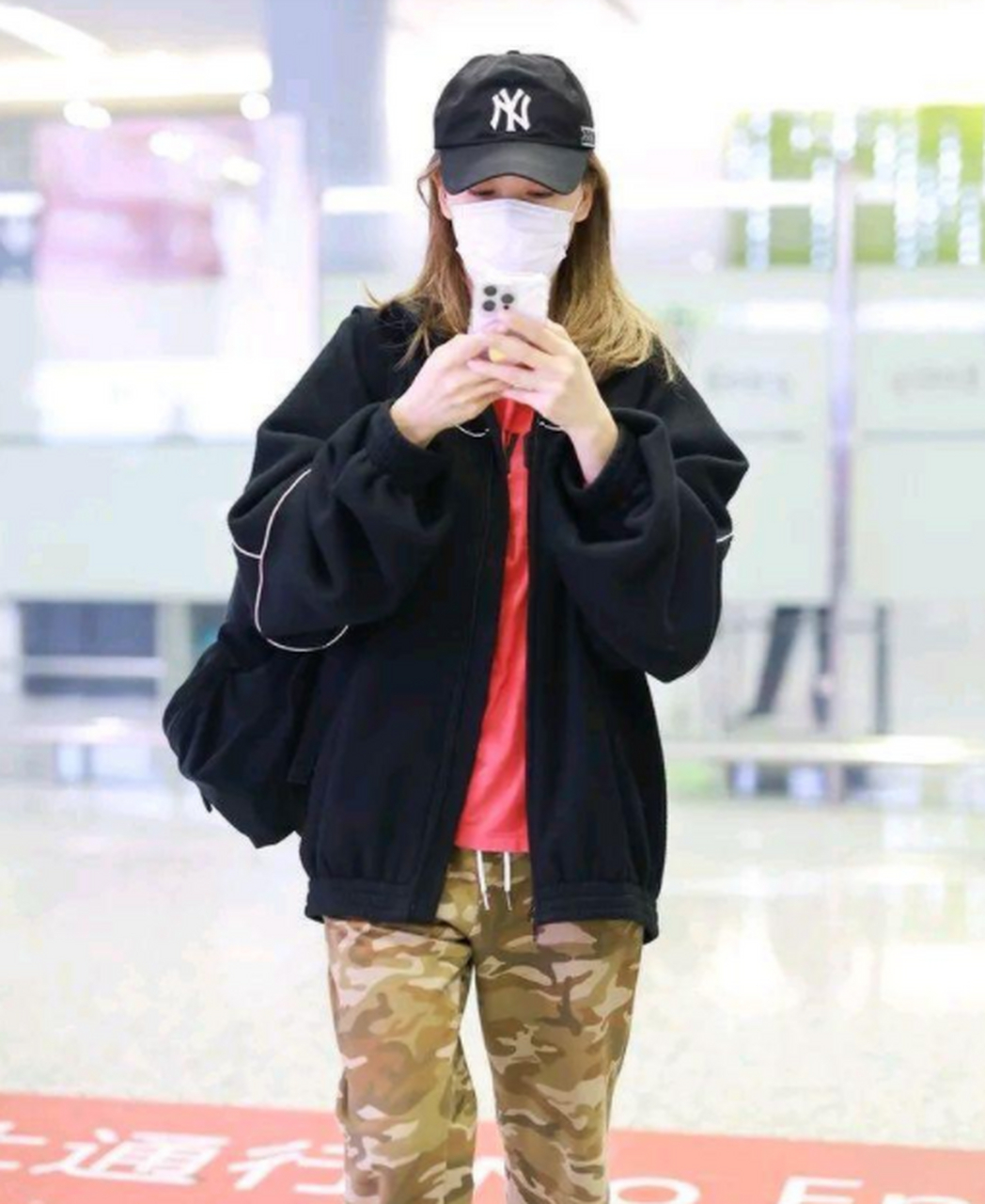 应采儿上海机场偶遇,穿黑色运动风外套,配迷彩工装裤,凸显出活力满满