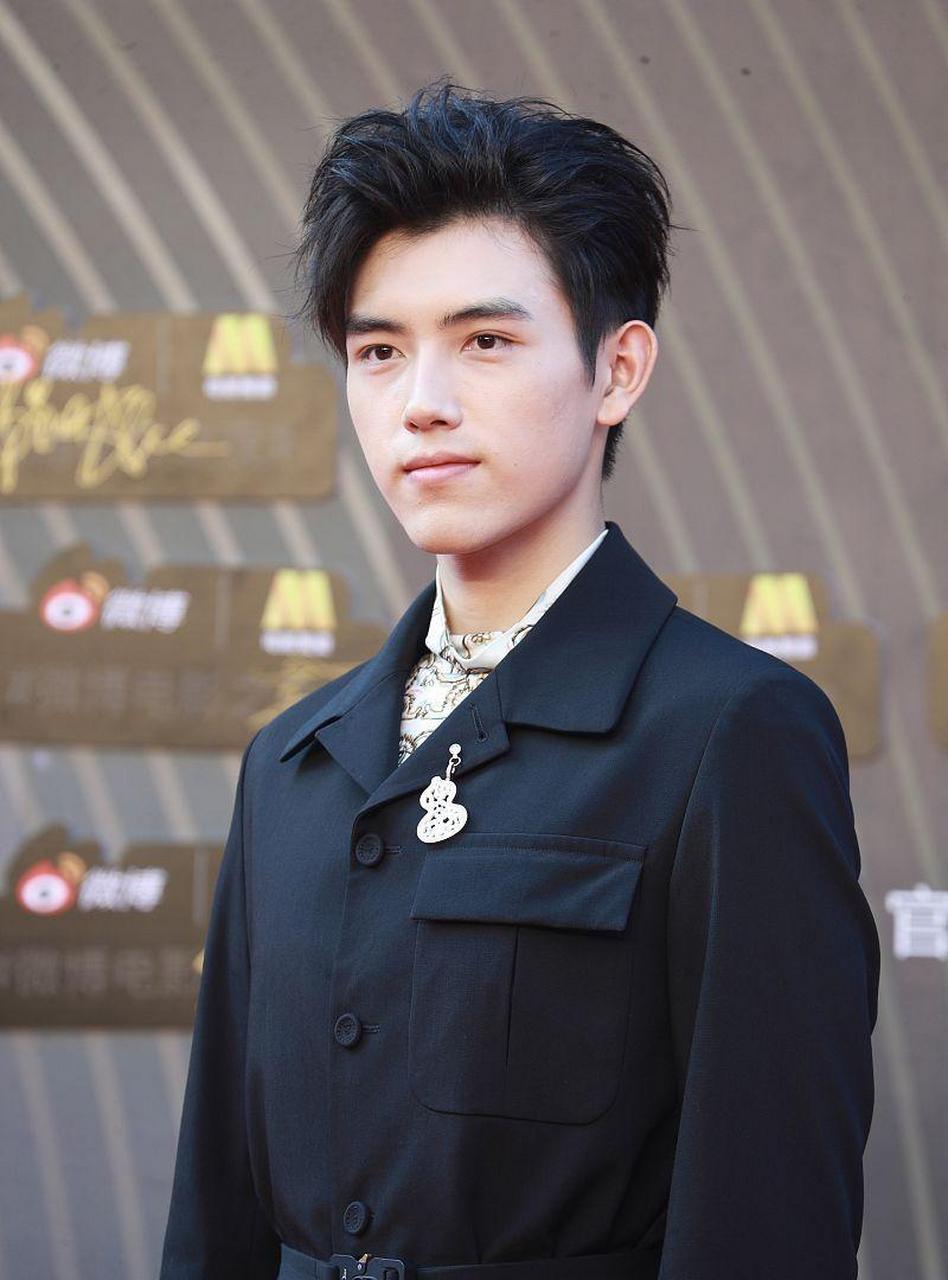 陈飞宇单看并不出彩,没想到和肖战同框,他竟然赢了.