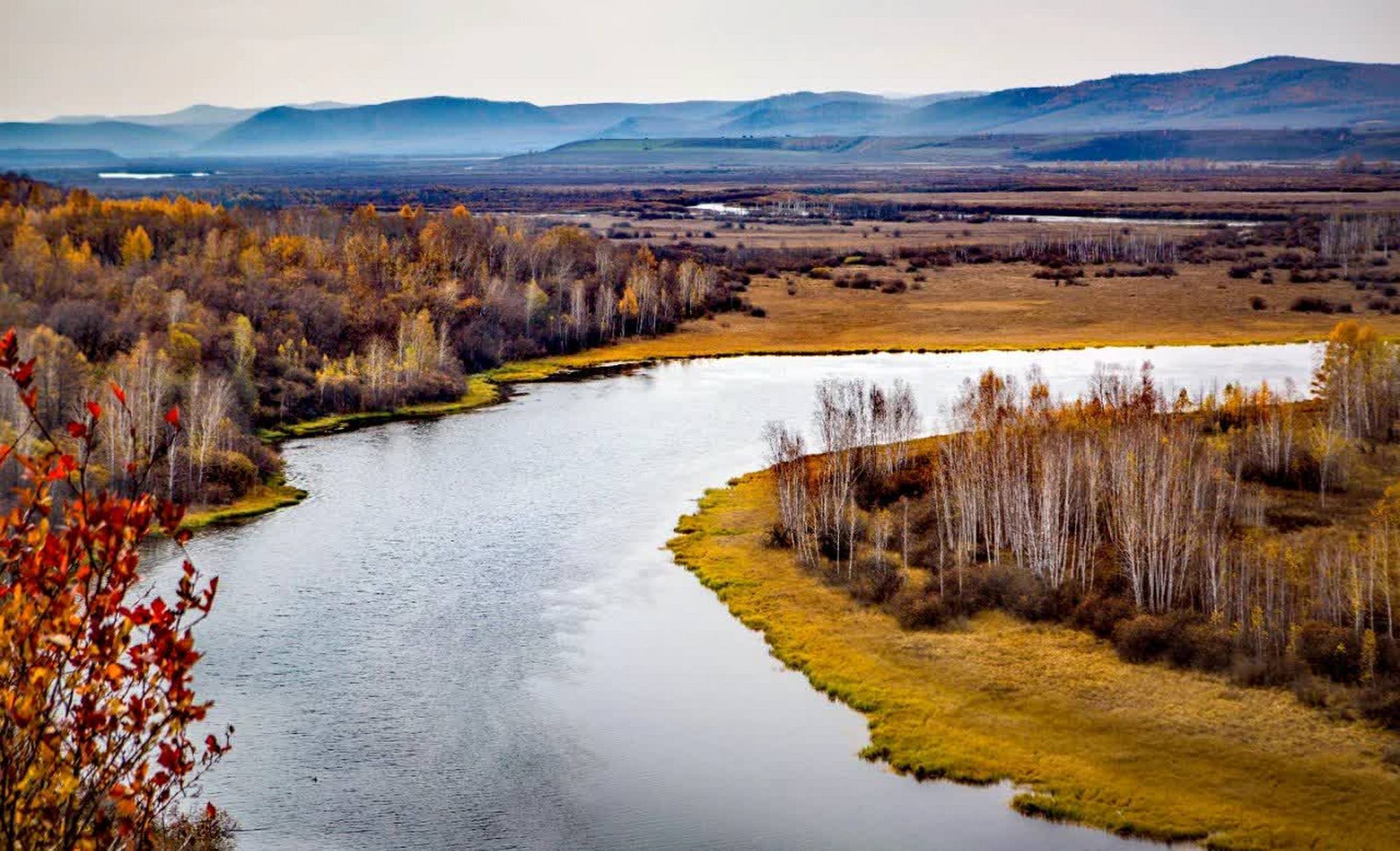 秋天的大兴安岭风景如油画般美丽.