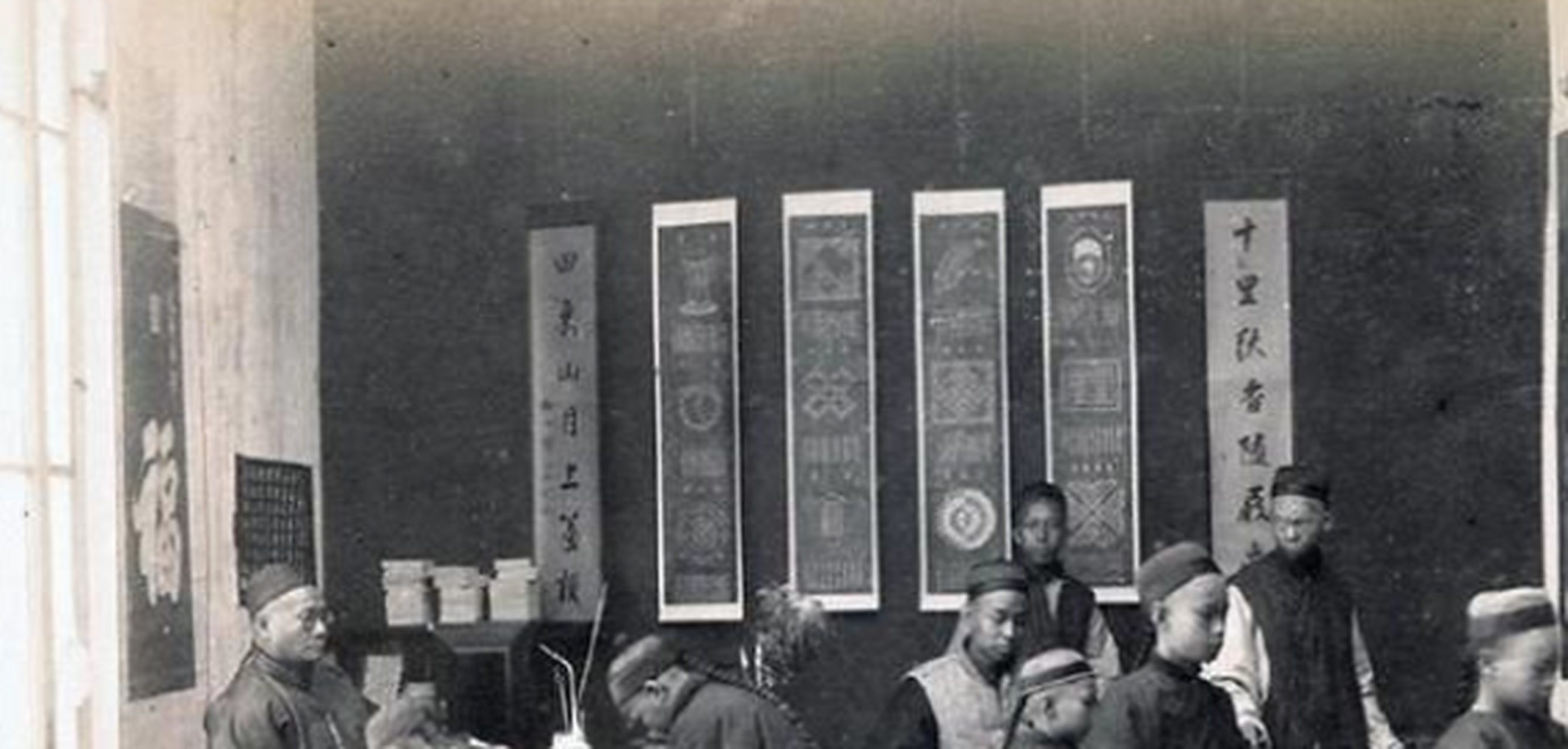 这张老照片呈现出一幅清朝时期,私塾里的教书先生与学生的场景