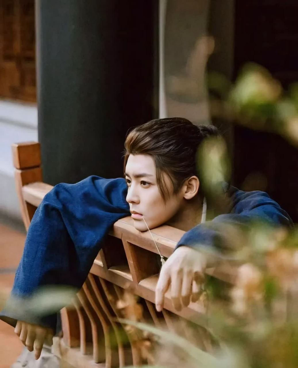 侯明昊在《陌生人之下》中饰演王也,武当山弟子,奇门八功后的传人.