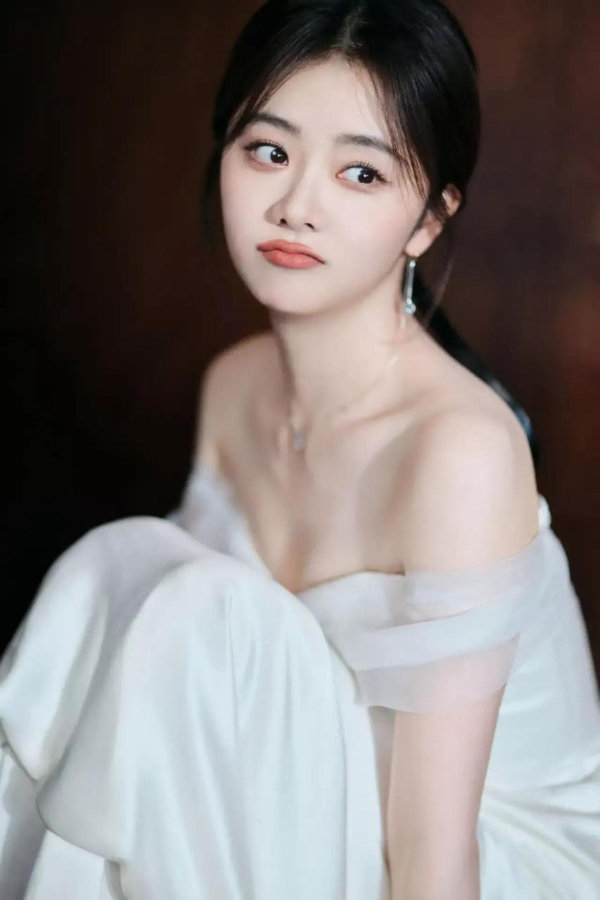 谭松韵,这个发型和她的脸型好搭,温婉甜美!