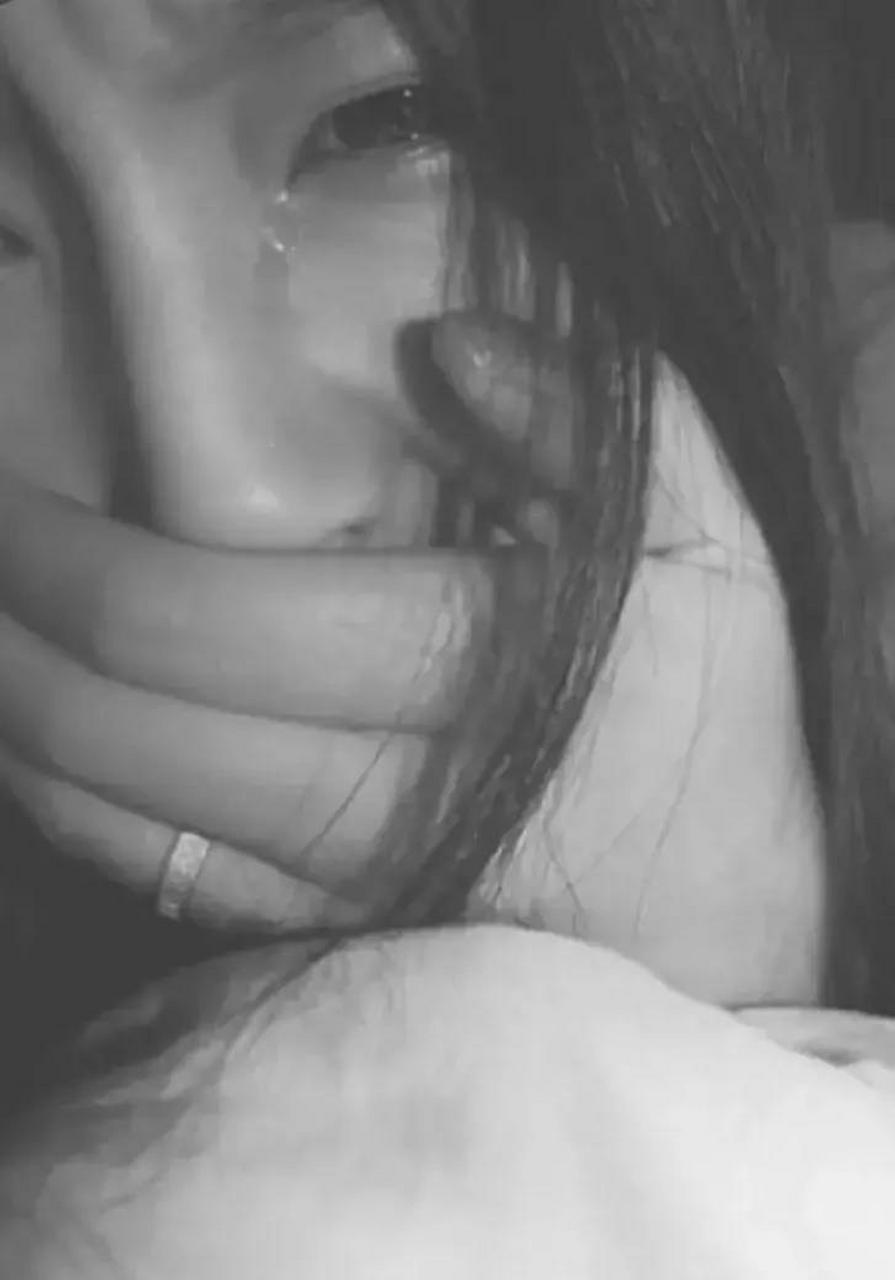 当晚,高媛为小李准备了饭菜和酒水,两人一边聊天一边喝酒,气氛十分