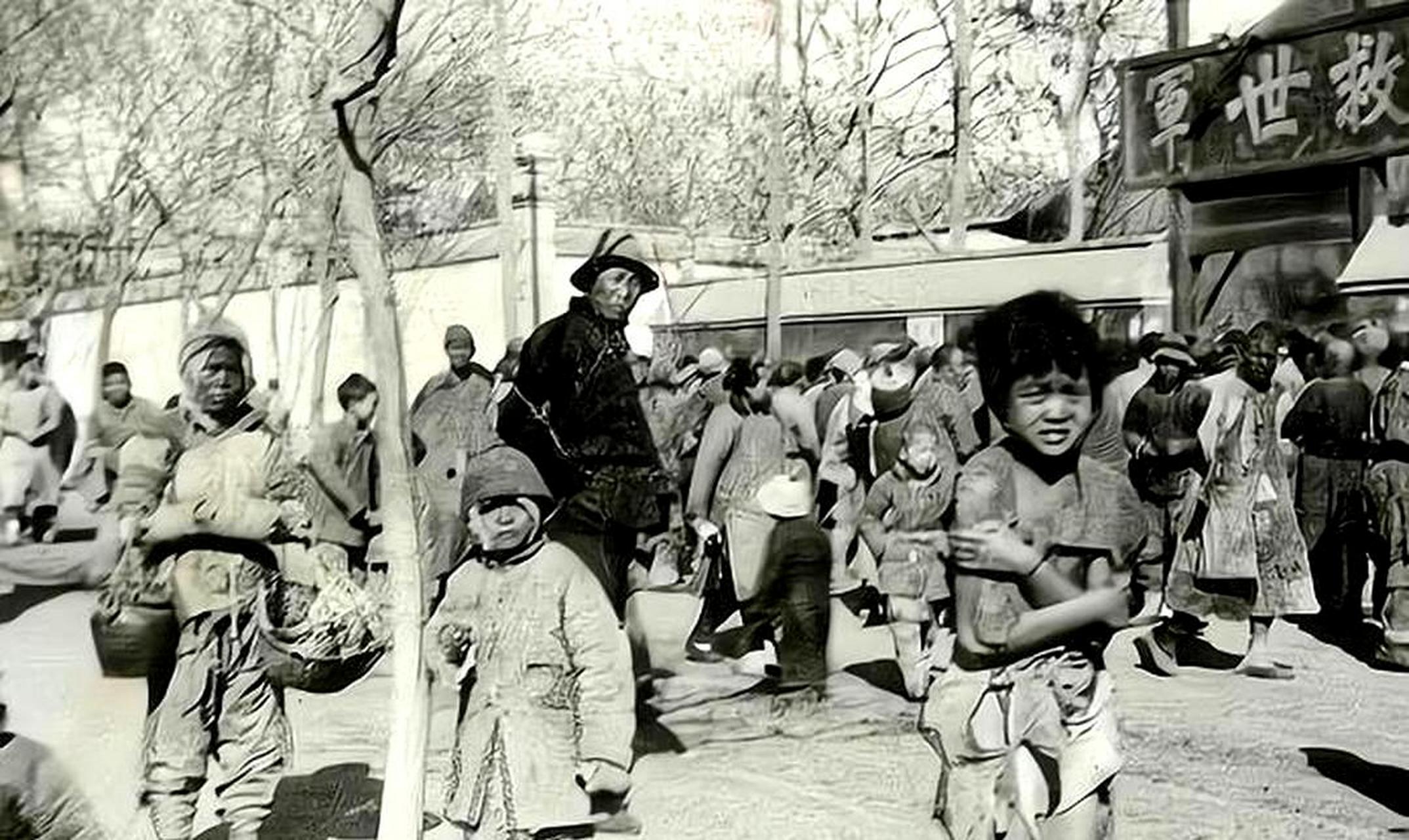 在新中国成立前,底层人民生活贫困,寒冷的天气下甚至无法穿上衣服.