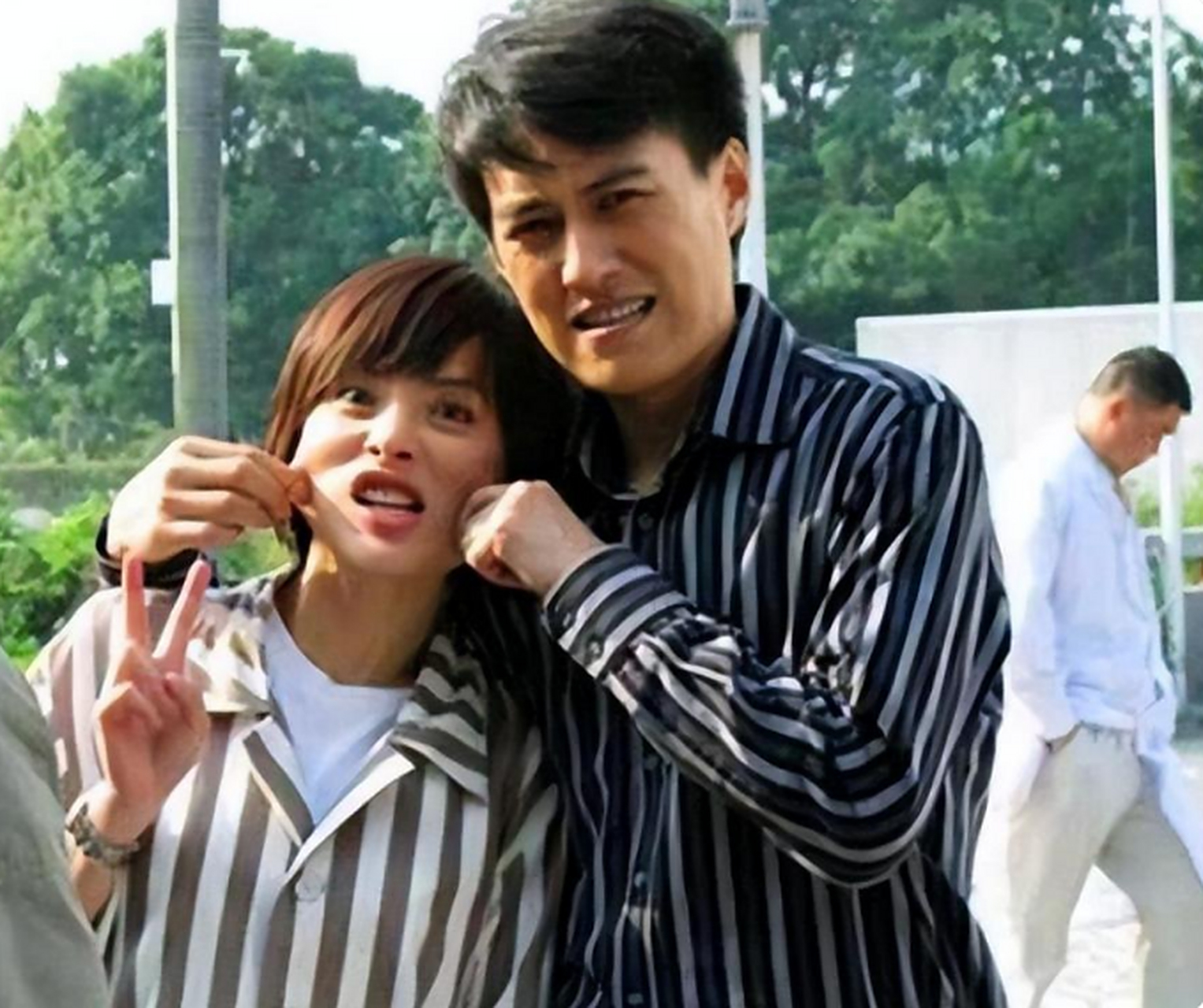 11年,靳东和李佳领证结婚,婚后不久李佳就怀孕了,为了照顾好家庭,李佳