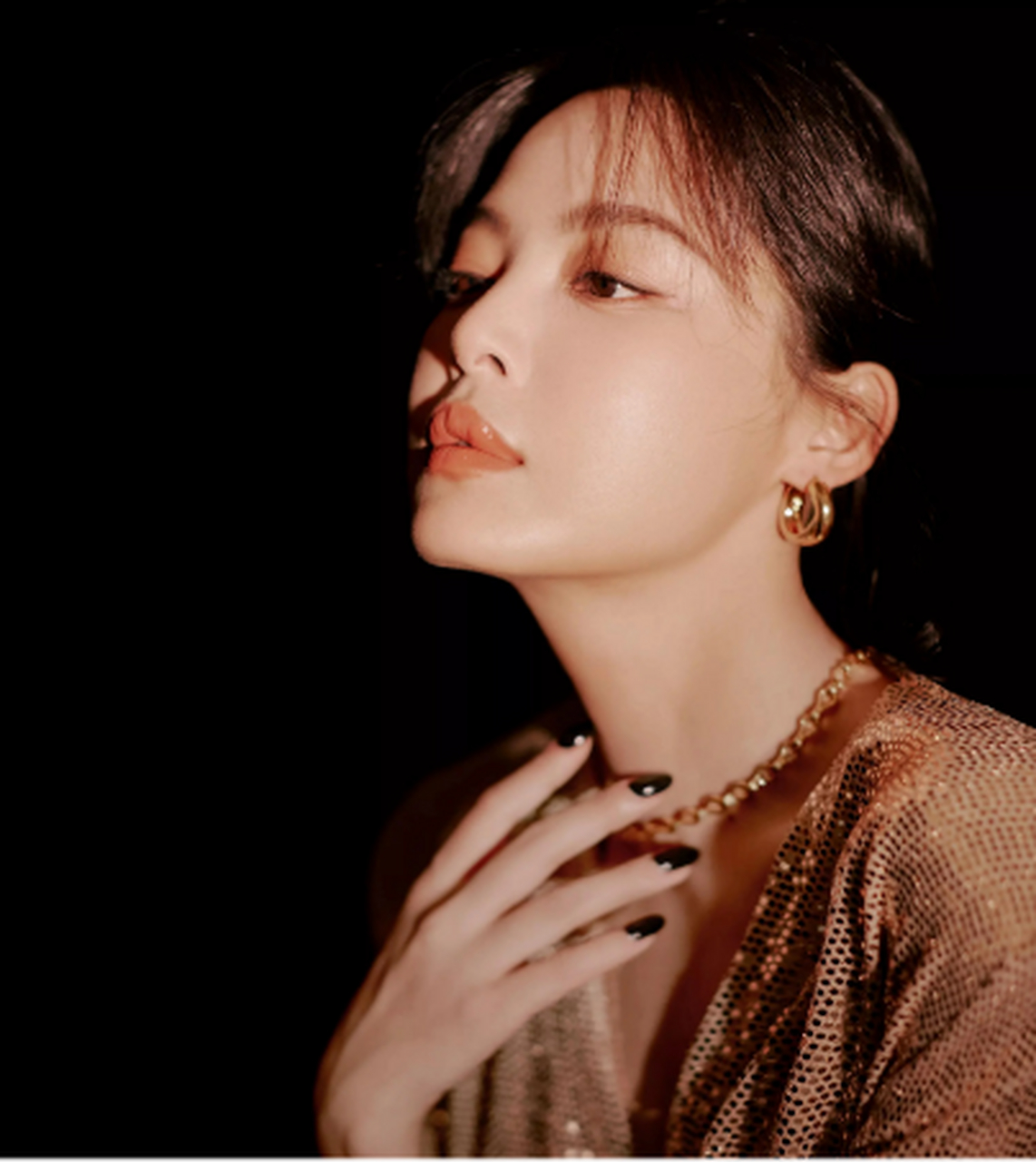 辛芷蕾x感写真上线,一袭亮片紧身裙,气质优雅妩媚动人