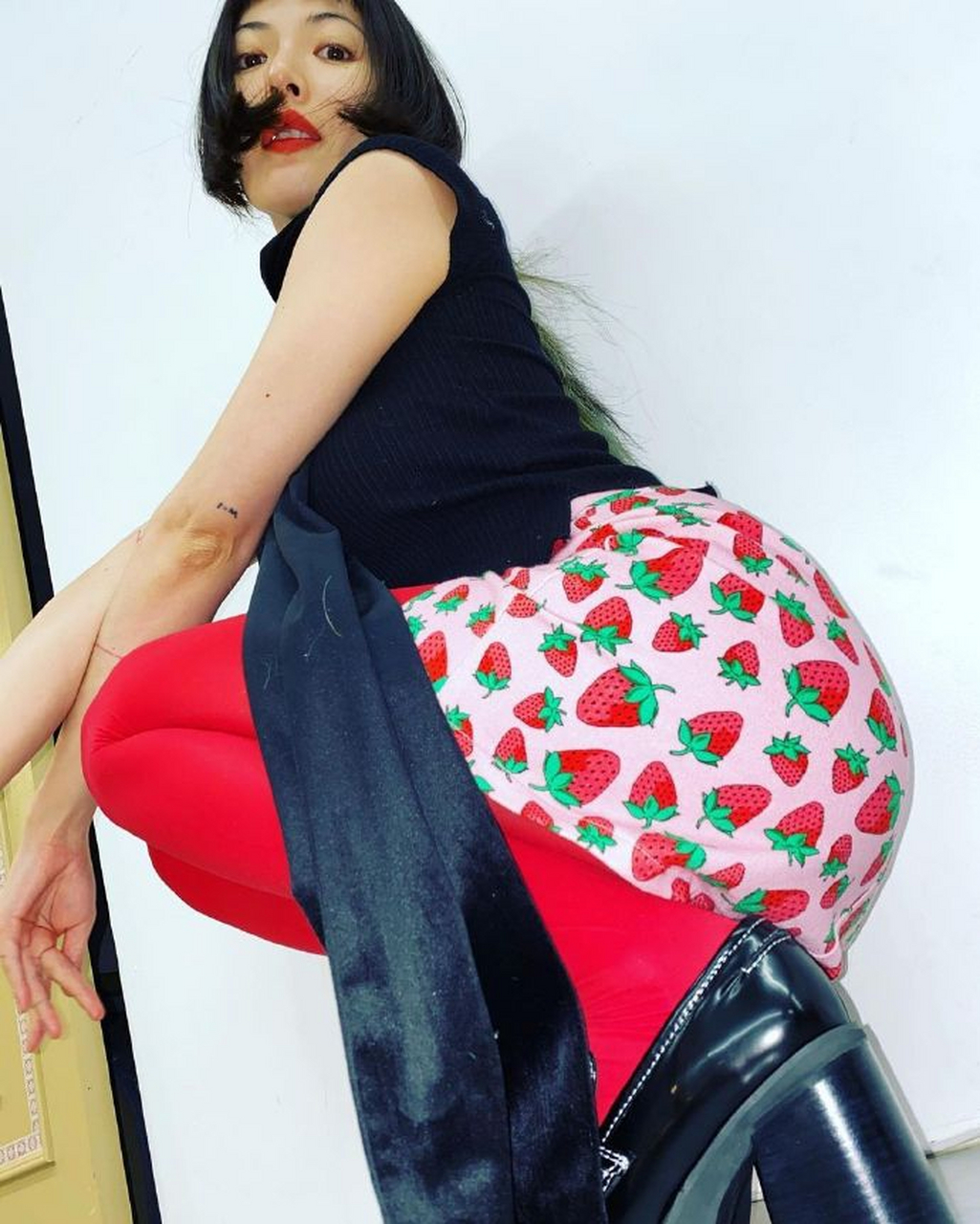 还要搭配上这样鲜艳的草莓图案短裙,脚上的超厚底鞋子也是一言难尽