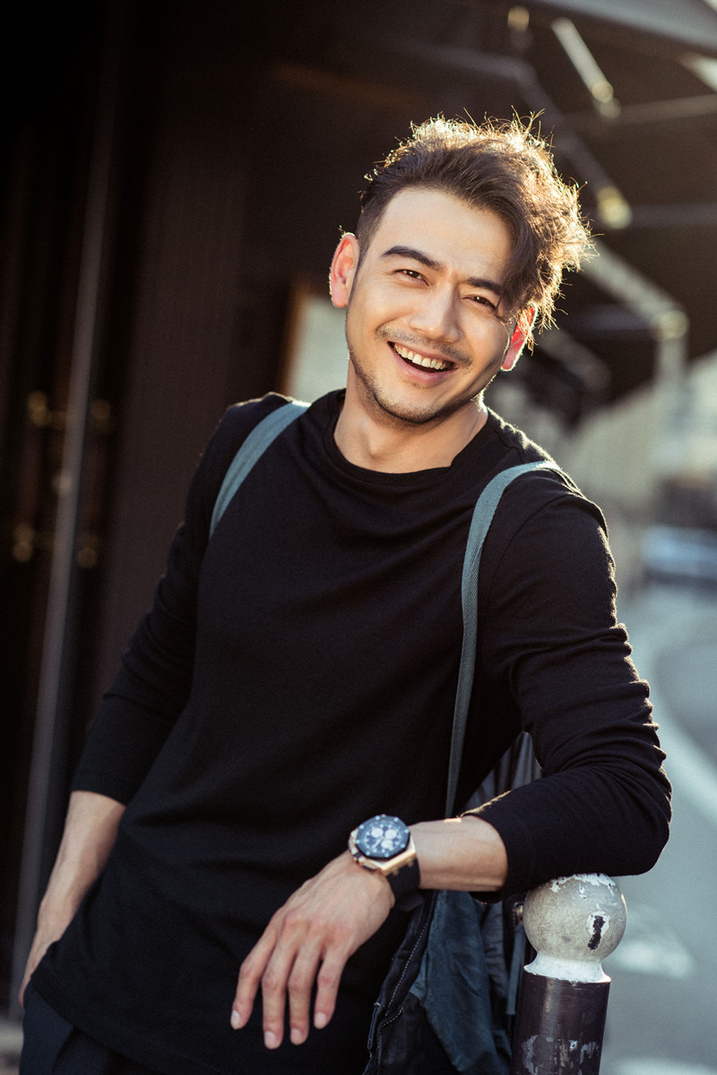 当时在充斥着年轻帅气小鲜肉的娱乐圈中,杨烁以成熟稳重的叔系好男人