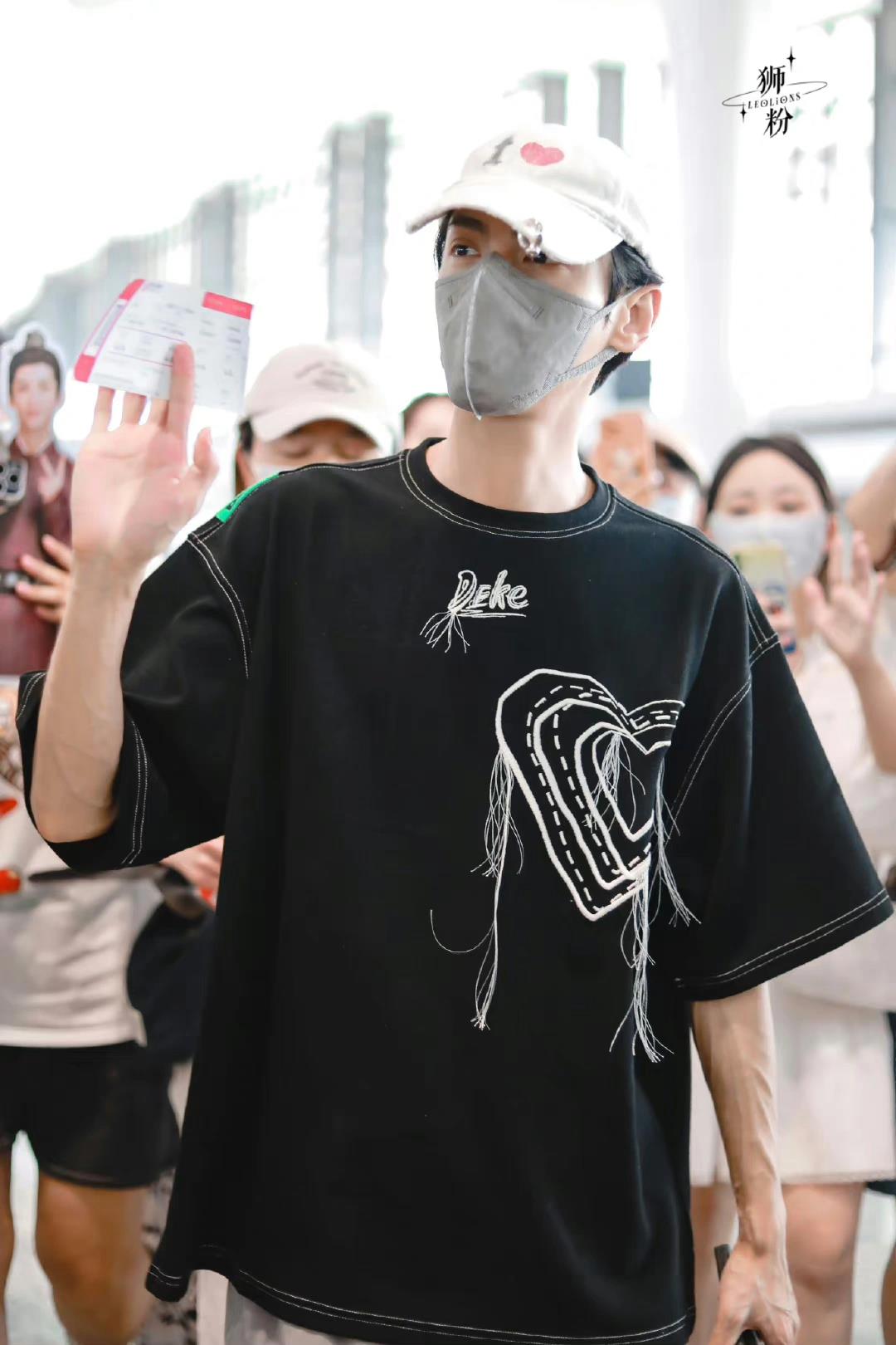 罗云熙帅气又时髦的夏日简约穿搭 罗云熙更新了8月6日机场私服,清爽