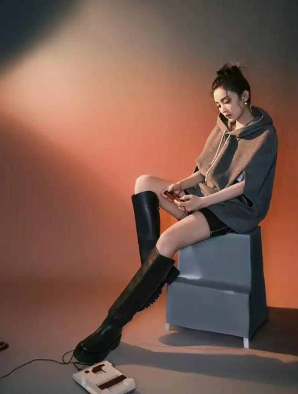 古力娜扎身材好到爆,穿卫衣配超短裤,太飒了