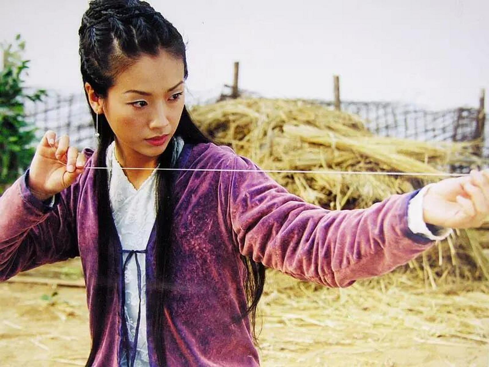 1998年,吴倩莲在台湾台视拍摄的《神雕侠侣》中饰演小龙女,因为吴倩莲