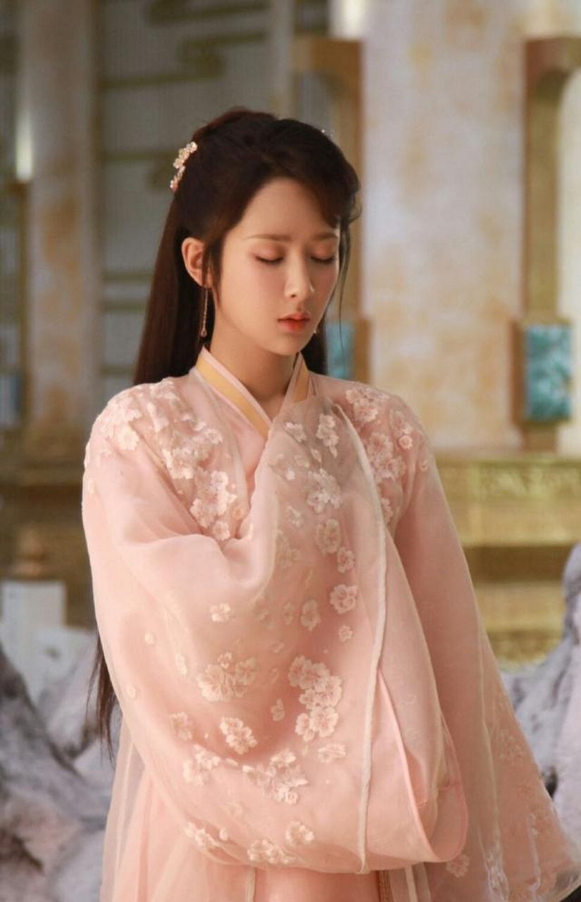 杨紫饰演的六瓣霜花锦觅仙子真是超受欢迎的,她的衣裳也是缀满了花朵