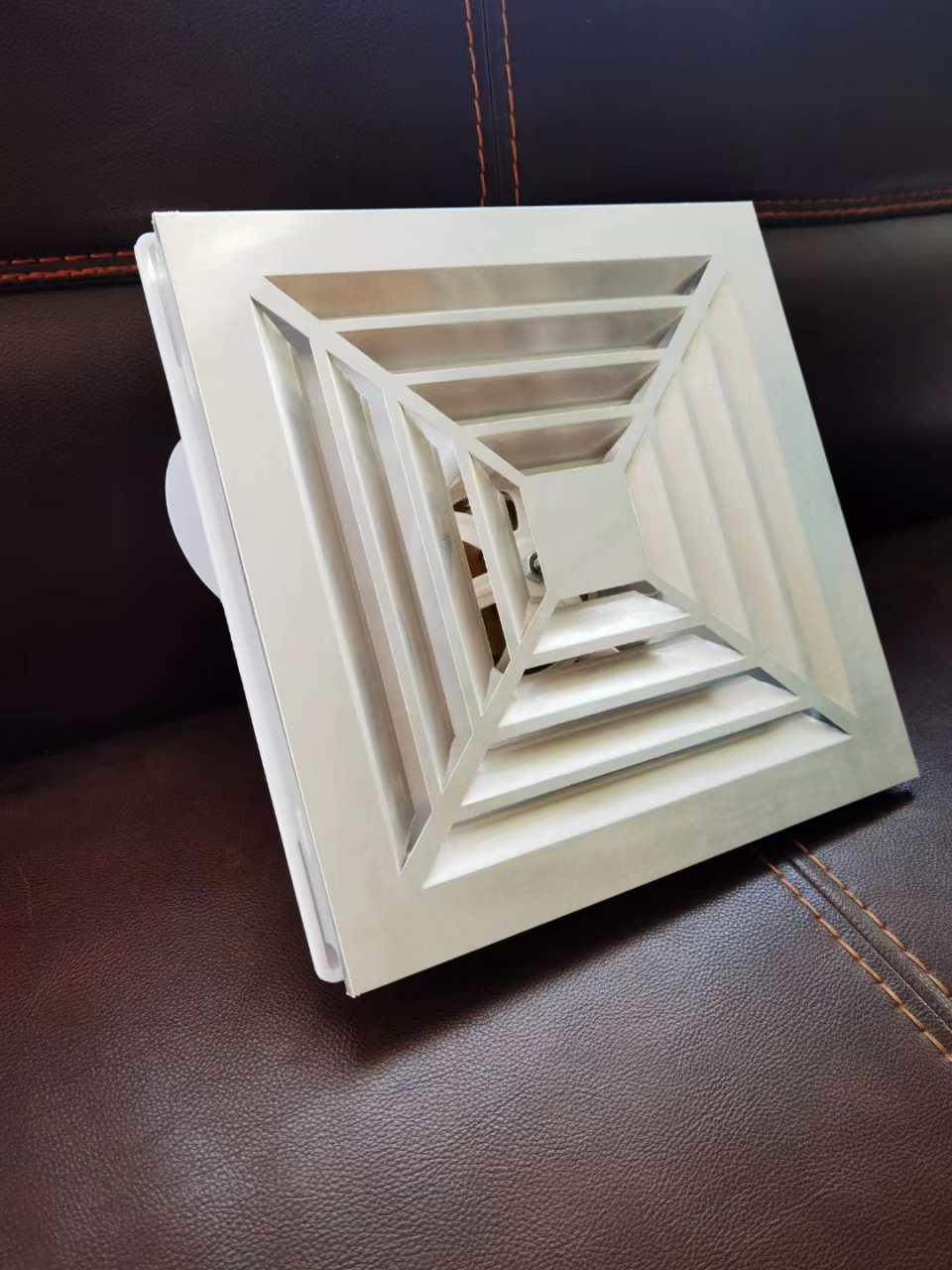 吊顶排气扇的选择技巧 1,外观 外观的选择是非常重要的,一般换气扇