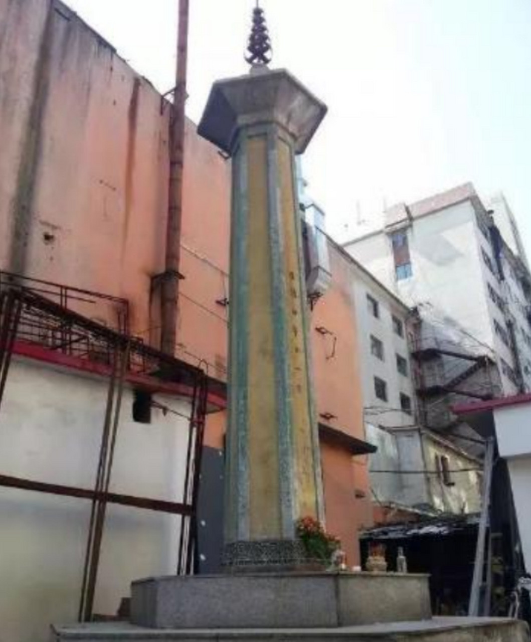 辽宁丹东有个小区叫广济花园,里面有座塔叫广济塔,无论世事如何变迁