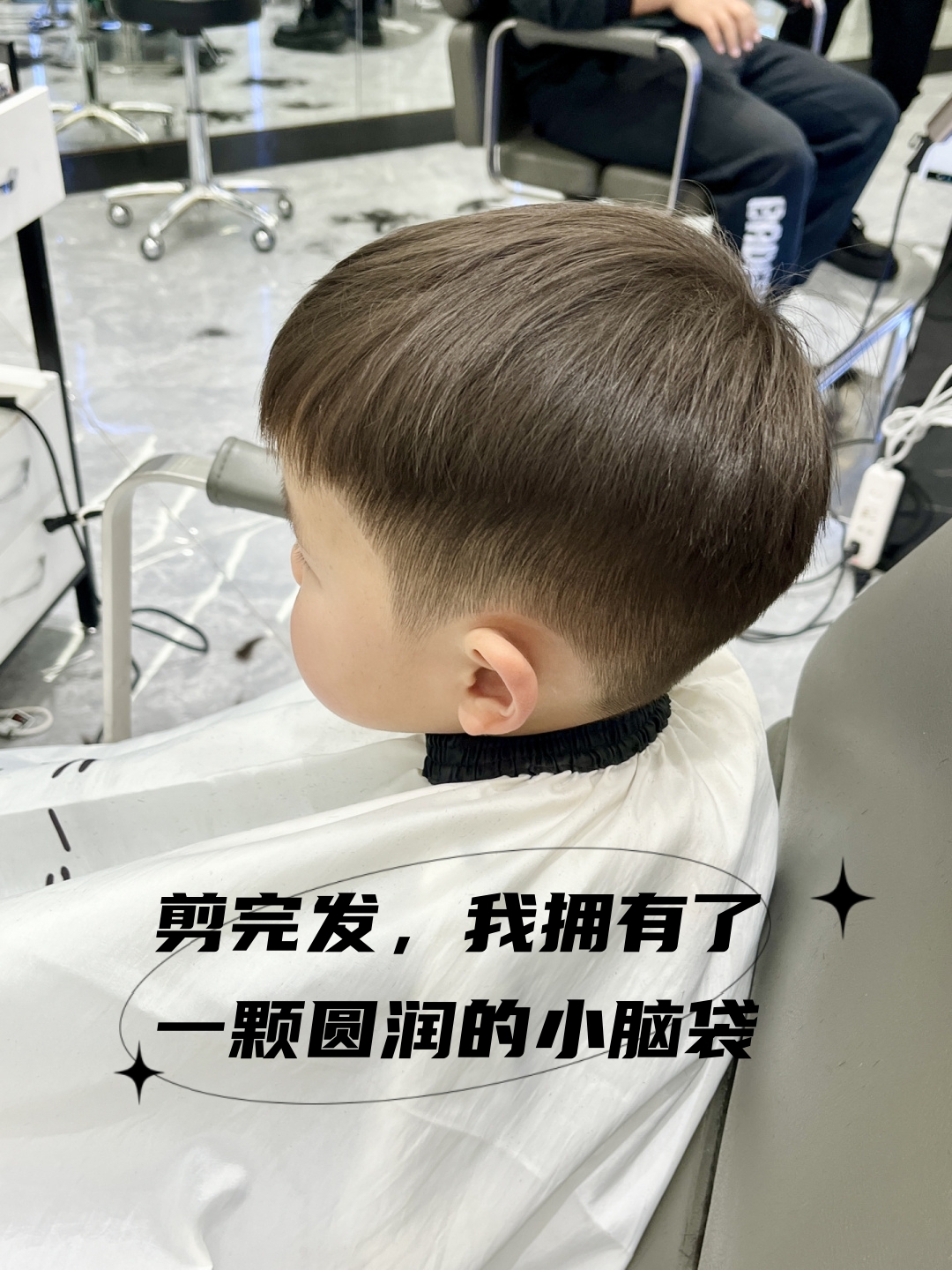 tony叔叔真的是个很棒的发型师他会根据我的脸型和头型给我设计