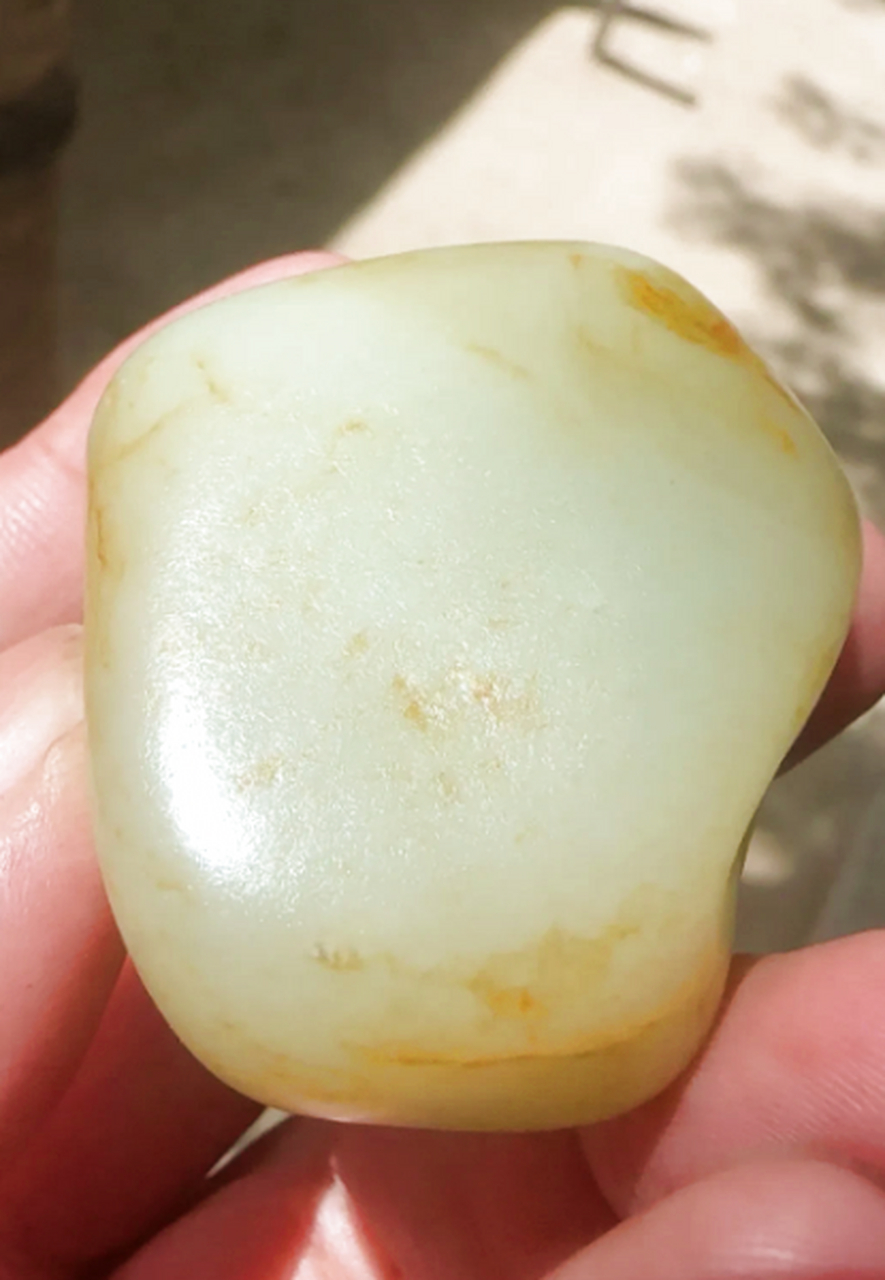皮籽料是和田玉籽料的一种,由于其长期沉淀在泥沙中,与泥沙中的沙金相