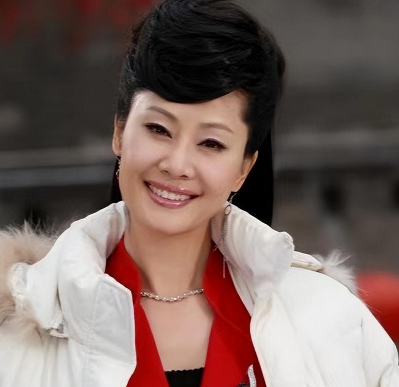 于文华出生农村,靠着自己一步步走向一线歌坛,这其中的艰辛只有她自己