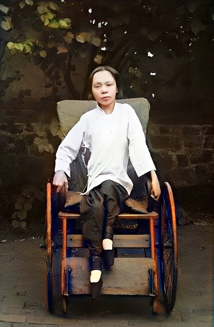 女子的小脚原本让她走路摇摇晃晃.