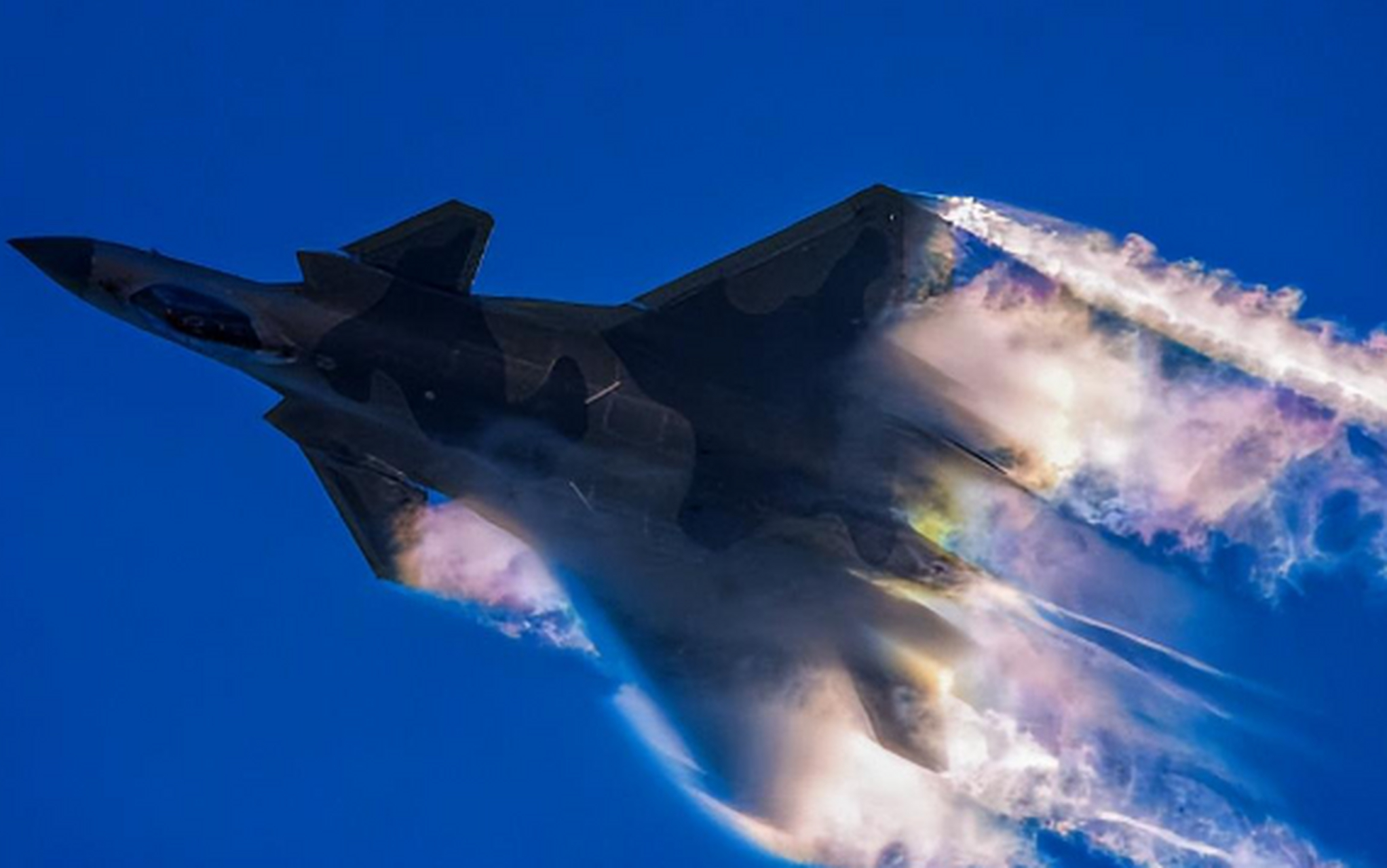 歼20从超低空拉起到2000米中空仅用3秒!实战中与f22碰面会怎样?