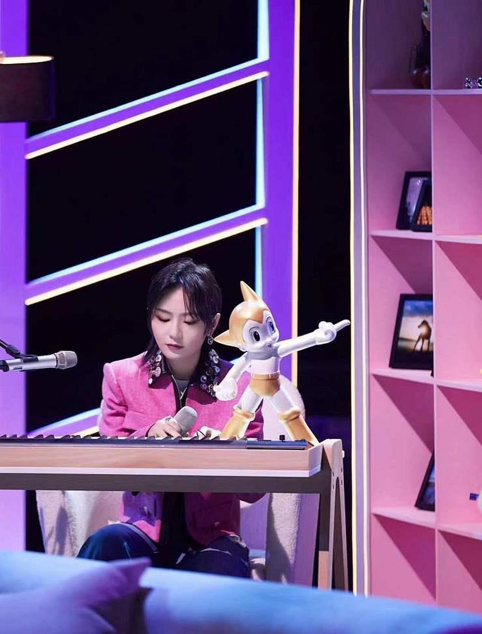 周笔畅亮相综艺《你好星期六》换三套造型演绎新歌《欢迎光临》