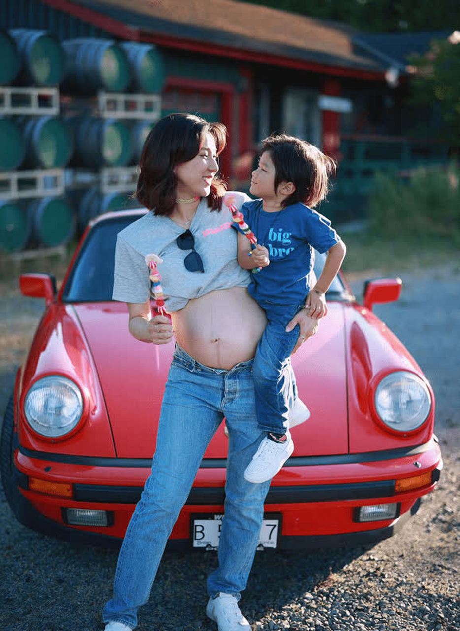 钟嘉欣晒出孕肚照开心大喊:很快我们就是一家五口了[樱花]   钟嘉欣在