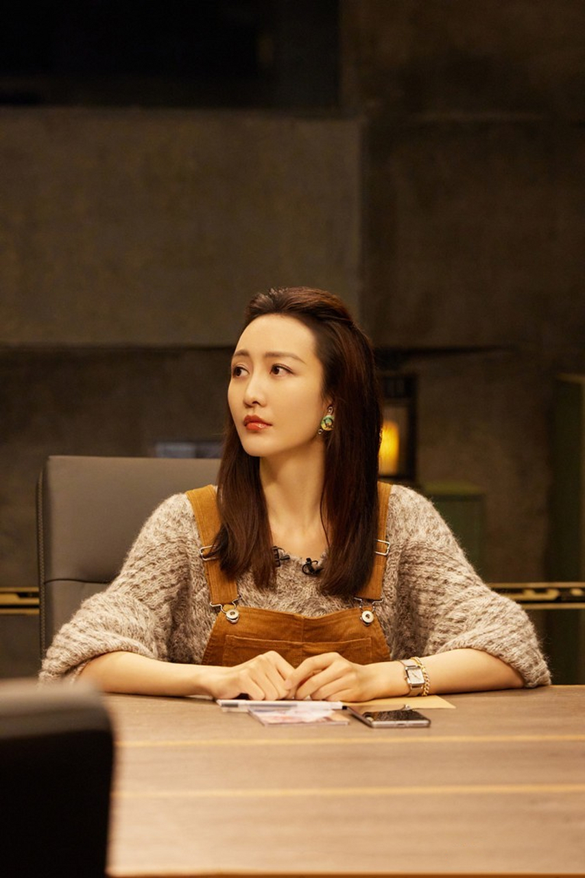 王鸥穿背带裤配毛衣上综艺节目, 时髦减龄两不误.