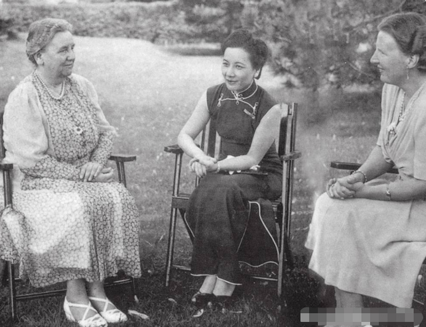 1943年6月,宋美龄访问加拿大期间与荷兰女王威廉明娜及女儿朱丽安娜