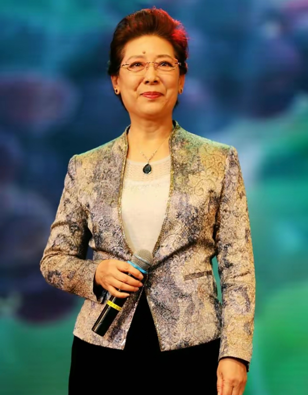 1983年,关木村已经30岁了! 由于出身不好,生活坎坷,她一直不敢谈恋爱!