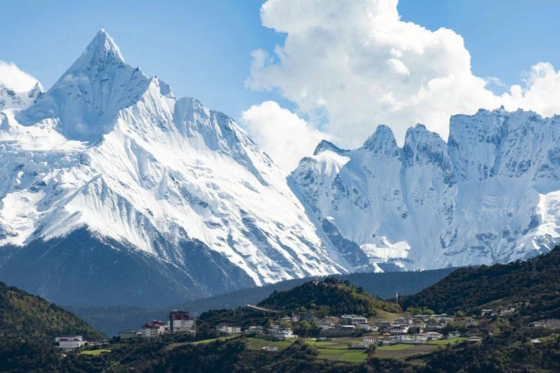 9015 梅里雪山,位于喜马拉雅山南麓,横断山脉腹心地带,是云南境内